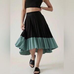 Athleta Swing Forward pleated skirt in black/teal